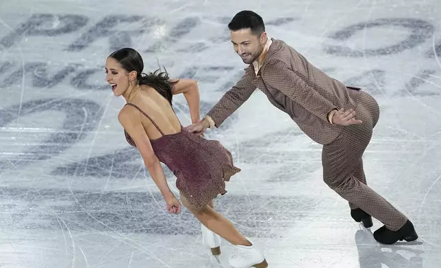 Lilah Fear and Lewis Gibson, of Great Britain, compete in the ice dance's rhythm dance segment at the ISU Grand Prix Finals of Figure Skating, Friday, Dec. 6, 2024, in Grenoble, France. (AP Photo/Laurent Cipriani)