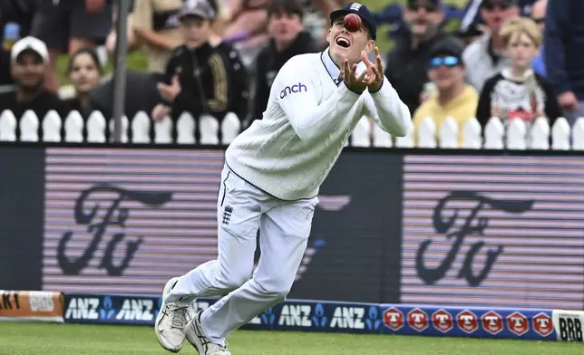 England's Jacob Bethell takes a catch to dismiss New Zealand's Matt Henry during play on day three of the second cricket test between New Zealand and England at the Basin Reserve in Wellington, New Zealand, Sunday, Dec.8, 2024. (Kerry Marshall/Photosport via AP)