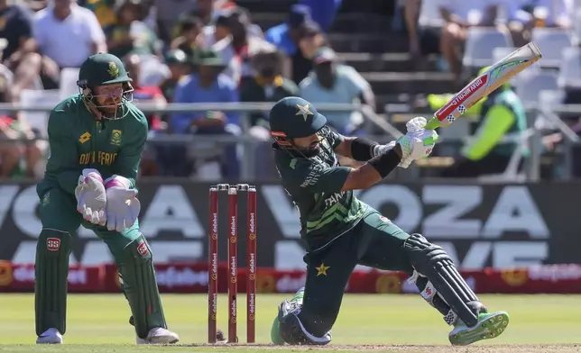 South African wicketkeeper Heinrich Klaasen, left, watches as Pakistans Muhammad Rizwan plays a shot during the second ODI International cricket match between South Africa and Pakistan in Cape Town, South Africa, Thursday, Dec. 19, 2024. (AP Photo/Halden Krog)