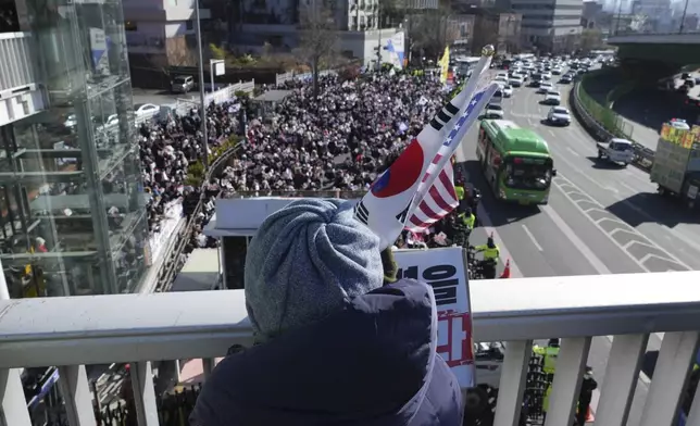 Supporters of impeached South Korean President Yoon Suk Yeol stage a rally near the presidential residence in Seoul, South Korea, Tuesday, Dec. 31, 2024. (AP Photo/Lee Jin-man)