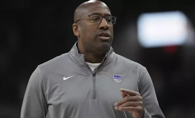 Sacramento Kings head coach Mike Brown talks to his players during the second half of an NBA basketball game against the San Antonio Spurs in San Antonio, Friday, Dec. 6, 2024. (AP Photo/Eric Gay)