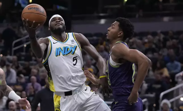 Indiana Pacers' Jarace Walker (5) looks to shoot against New Orleans Pelicans' Trey Murphy III, right, during the first half of an NBA basketball game, Sunday, Dec. 15, 2024, in Indianapolis. (AP Photo/Darron Cummings)