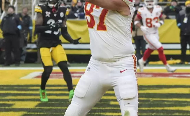 Kansas City Chiefs tight end Travis Kelce (87) makes a touchdown cacth against the Pittsburgh Steelers during the second half of an NFL football game, Wednesday, Dec. 25, 2024, in Pittsburgh. (AP Photo/Gene J. Puskar)