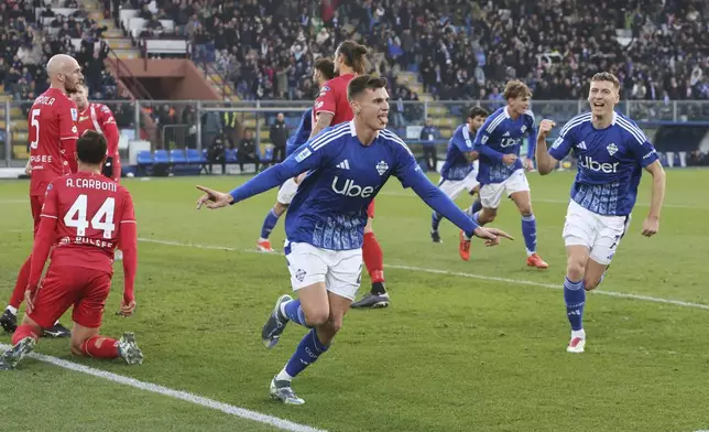 Como 1907's Yannik Engelhardt celebrates scoring during the Serie A soccer match between Como and Monza at the Giuseppe Sinigaglia stadium in Como, Italy, Saturday Nov. 30, 2024. (Antonio Saia/LaPresse via AP)