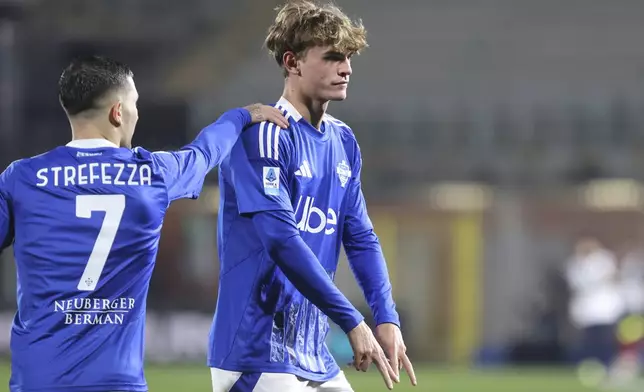 Como's Nico Paz, right, celebrates scoring during the Serie A soccer match between Como and Lecce at the Giuseppe Sinigaglia stadium in Como, Italy, Monday Dec. 30, 2024. (Antonio Saia/LaPresse via AP)