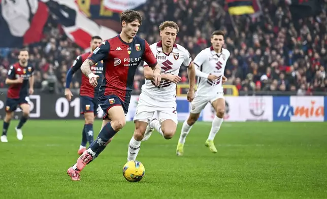 Genoa's Alessandro Zanoli runs with the bal during the Italian Serie A soccer match between Genoa and Torino at the Luigi Ferraris Stadium in Genoa, Italy, Saturday, Dec. 7, 2024. (Tano Pecoraro/LaPresse via AP)