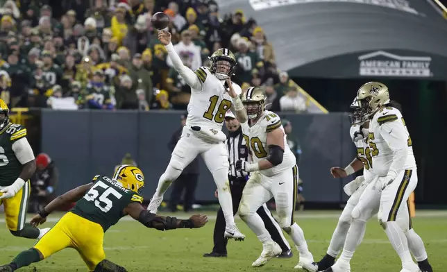New Orleans Saints quarterback Spencer Rattler (18) throws a long pass downfield during the second half of an NFL football game against the Green Bay Packers, Monday, Dec. 23, 2024, in Green Bay, Wis. (AP Photo/Mike Roemer)