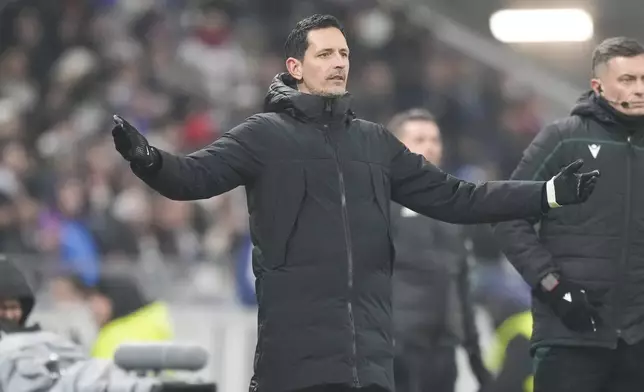 Frankfurt's coach Dino Toppmoller gestures during the Europa League soccer match between Lyon and Eintracht Frankfurt at Decines stadium outside Lyon, France, Thursday, Dec. 12, 2024. (AP Photo/Michel Euler)