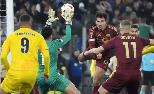 Roma's Mats Hummels sees his header saved by Braga's goalkeeper Matheus Magalhaes during the Europa League Soccer match between Roma and Braga at Rome's Olympic stadium, Thursday, Dec. 12, 2024. (AP Photo/Gregorio Borgia)