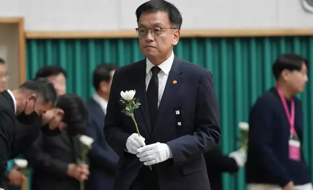 South Korea's acting President Choi Sang-mok arrives to pray for the victims on a plane which skidded off a runway and burst into flames, at a memorial altar at Muan sport park in Muan, South Korea, Monday, Dec. 30, 2024. (AP Photo/Ahn Young-joon)