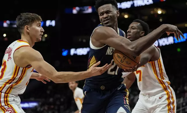 New Orleans Pelicans center Yves Missi (21) looses the ball againmst Atlanta Hawks guard Bogdan Bogdanovic (13) during the first half of an NBA basketball game, Monday, Dec. 2, 2024, in Atlanta. (AP Photo/Mike Stewart)