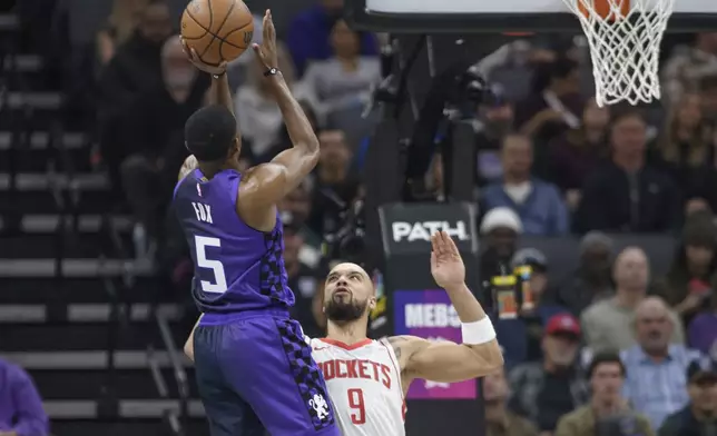 Sacramento Kings guard De'Aaron Fox (5) shoots over Houston Rockets forward Dillon Brooks (9) during the first half of an Emirates NBA Cup basketball game in Sacramento, Calif., Tuesday, Dec. 3, 2024. (AP Photo/Randall Benton)