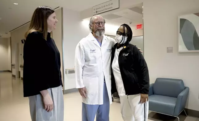 Pig kidney recipient Towana Looney stands with transplant surgeons Dr. Jayme Locke, left, now of the U.S. Health Resources &amp; Services Administration and Dr. Robert Montgomery of NYU Langone Health, center, on Dec. 10, 2024, at NYU Langone Health, in New York City. (AP Photo/Shelby Lum)