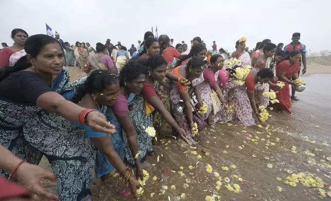 Indians offer tributes in remembrance of victims of the 2004 tsunami on the 20th anniversary of the tragedy, at Marina Beach in Chennai, India, Thursday, Dec. 26, 2024. (AP Photo/Mahesh Kumar A.)