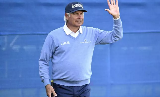 Fred Couples acknowledges the crowd after chipping onto the 18th green during the first round of the PNC Championship golf tournament, Saturday, Dec. 21, 2024, in Orlando, Fla. (AP Photo/Phelan M. Ebenhack)