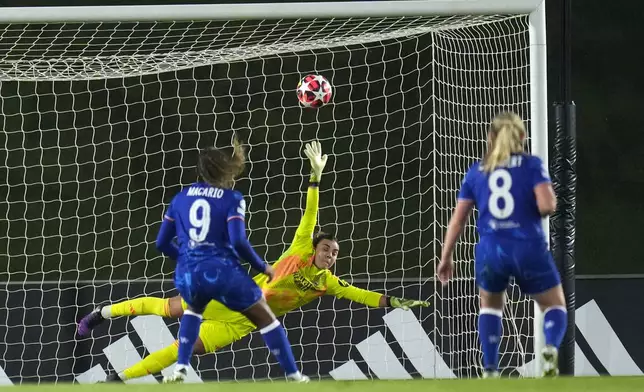 Chelsea's Catarina Macario, left, scores the second goal from penalty during the women's Champions League, group B soccer match between Real Madrid and Chelsea at the Alfredo Di Stefano stadium in Madrid, Spain, Tuesday, Dec. 17, 2024. (AP Photo/Manu Fernandez)