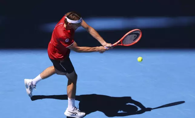 Taylor Fritz of the United States hits a return shot to Borna Coric of Croatia during their United Cup tennis match in Perth, Australia, Tuesday, Dec. 31, 2024. (AP Photo/Trevor Collens)