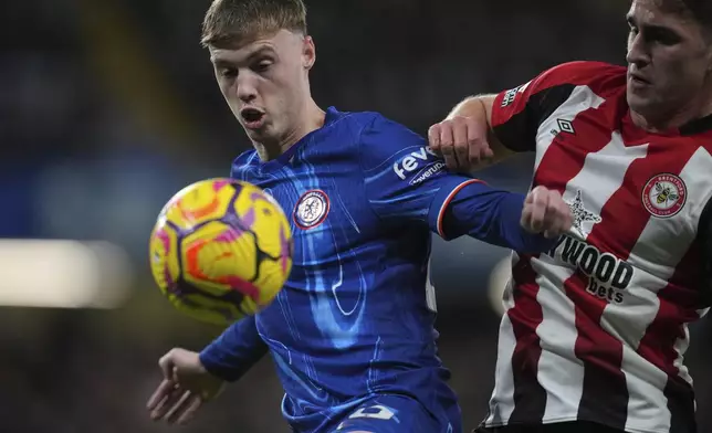 Chelsea's Cole Palmer, left, vies for the ball with Brentford's Yehor Yarmolyuk during the English Premier League soccer match between Chelsea and Brentford at Stamford Bridge in London, Sunday, Dec. 15, 2024. (AP Photo/Kin Cheung)