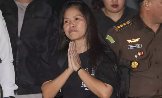 Filipino death row inmate Mary Jane Veloso gestures as she leaves Pondok Bambu Prison for Soekarno-Hatta International Airport in preparation for her repatriation to the Philippines, in Jakarta, Indonesia, Tuesday, Dec. 17, 2024. (AP Photo/Achmad Ibrahim)