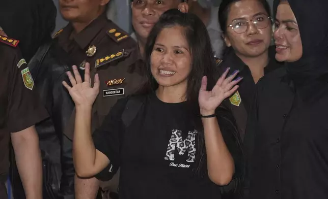 Filipino death row inmate Mary Jane Veloso waves at the media as she leaves Pondok Bambu Prison for Soekarno-Hatta International Airport in preparation for her repatriation to the Philippines, in Jakarta, Indonesia, Tuesday, Dec. 17, 2024. (AP Photo/Achmad Ibrahim)