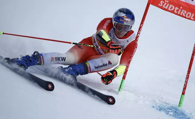 Switzerland's Marco Odermatt speeds down the course during an alpine ski, men's World Cup giant slalom, in Alta Badia, Italy, Sunday, Dec. 22, 2024. (AP Photo/Gabriele Facciotti)