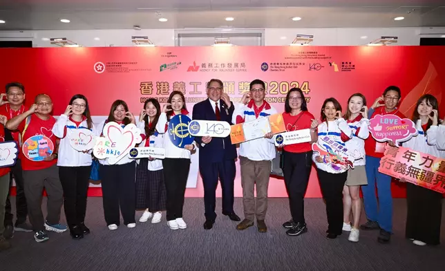 Lester Huang, Steward of The Hong Kong Jockey Club (centre), and Freely Cheng, the Club’s Head of External Affairs (7th right), with members of the CARE@hkjc Volunteer Team.