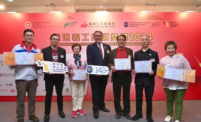 Lester Huang, Steward of The Hong Kong Jockey Club (centre), and Freely Cheng, the Club’s Head of External Affairs (1st left), with recipients of the JC VOLUNTEER TOGETHER Outstanding Evergreen Volunteer Award and the Outstanding Rising Star Volunteer Award.