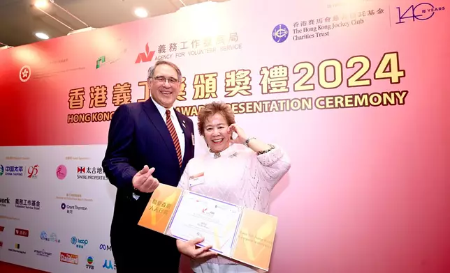 Lester Huang, Steward of The Hong Kong Jockey Club (left), and JC VOLUNTEER TOGETHER Outstanding Evergreen Volunteer Awardee Kitty Siu.