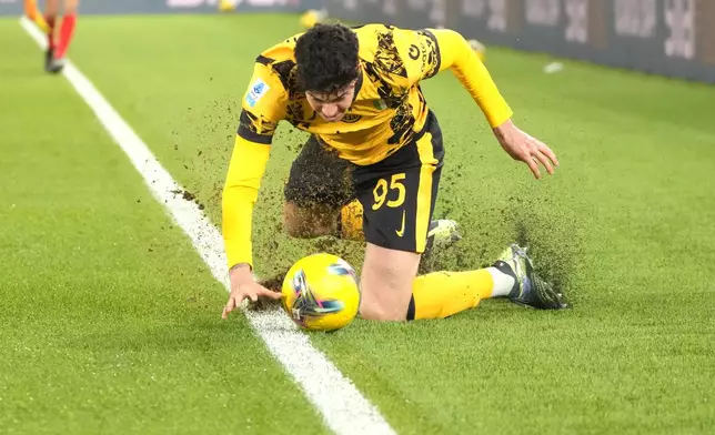 Inter Milan's Alessandro Bastoni in action during the Italian Serie A soccer match between Lazio and Inter at Rome's Olympic Stadium, Rome, Italy, Monday, Dec. 16, 2024. (AP Photo/Gregorio Borgia)