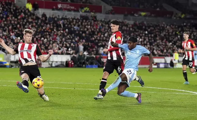 Nottingham Forest's Anthony Elanga, centre right, shoots on target during during the English Premier League soccer match between Brentford and Nottingham Forest at the Gtech Community Stadium, London, Saturday Dec. 21, 2024. (John Walton/PA via AP)