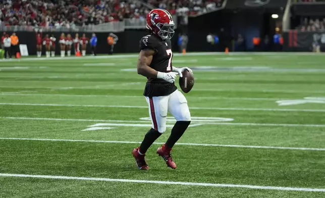 Atlanta Falcons running back Bijan Robinson (7) scores a touchdown in the second half of an NFL football game against the New York Giants in Atlanta, Sunday, Dec. 22, 2024. (AP Photo/John Bazemore)