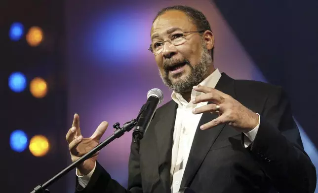 FILE - AOL/Time Warner CEO Dick Parsons helps announce a new partnership to produce "Showtime at the Apollo" variety show Wednesday, Aug. 21, 2002, in New York's Harlem neighborhood. (AP Photo/Beth A. Keiser, File)