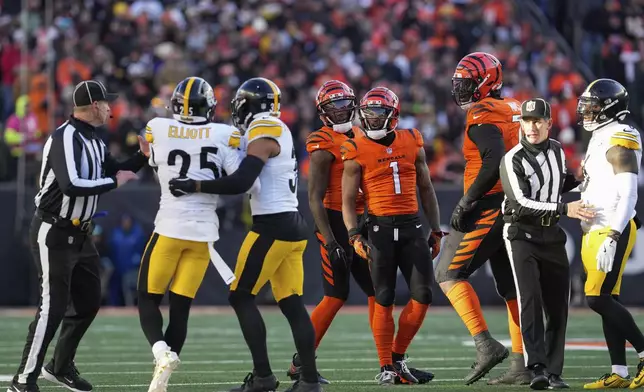 Pittsburgh Steelers safety Minkah Fitzpatrick, third from left, holds DeShon Elliott (25) away from Cincinnati Bengals wide receiver Ja'Marr Chase (1) during the second half of an NFL football game Sunday, Dec. 1, 2024, in Cincinnati. (AP Photo/Jeff Dean)