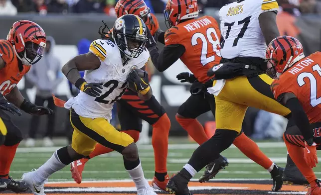 Pittsburgh Steelers running back Najee Harris (22) runs the ball during the second half of an NFL football game against the Cincinnati Bengals, Sunday, Dec. 1, 2024, in Cincinnati. (AP Photo/Joshua A. Bickel)