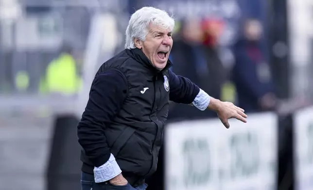 Atalanta's coach Gian Piero Gasperini shouts instructions during the Serie A soccer match between Cagliari Calcio and Atalanta at the Unipol Domus in Cagliari, Italy, Saturday, Dec. 14, 2024. (Gianluca Zuddas/LaPresse via AP)