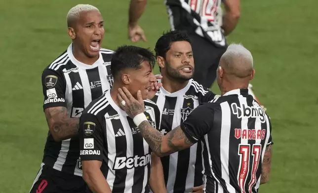 Eduardo Vargas of Brazil's Atletico Mineiro, right, celebrates with teammates after scoring his side's first goal against Brazil's Botafogo during a Copa Libertadores final soccer match at Monumental stadium in Buenos Aires, Argentina, Saturday, Nov. 30, 2024.(AP Photo/Natacha Pisarenko)