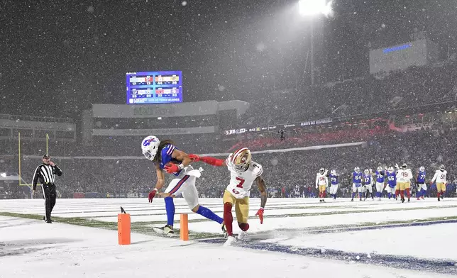 Buffalo Bills wide receiver Mack Hollins, middle left, scores a touchdown past San Francisco 49ers cornerback Charvarius Ward (7) during the first half of an NFL football game in Orchard Park, N.Y., Sunday, Dec. 1, 2024. (AP Photo/Adrian Kraus)