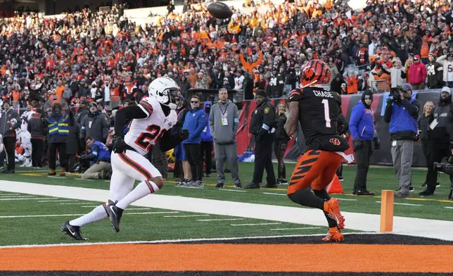 Cincinnati Bengals wide receiver Ja'Marr Chase (1) makes a touchdown catch during the second half of an NFL football game against the Cleveland Browns, Sunday, Dec. 22, 2024, in Cincinnati. (AP Photo/Jeff Dean)