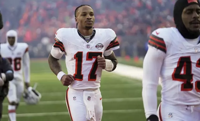 Cleveland Browns quarterback Dorian Thompson-Robinson (17) leaves the field after an NFL football game against the Cincinnati Bengals, Sunday, Dec. 22, 2024, in Cincinnati. The Bengals won 24-6. (AP Photo/Joshua A. Bickel)