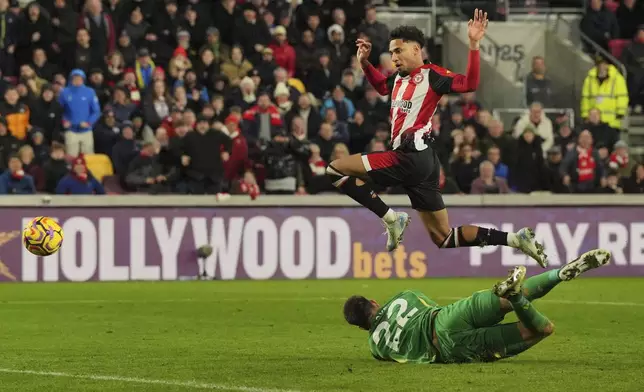 Brentford's Kevin Schade, right, scores their side's fourth goal during the English Premier League soccer match between Brentford and Newcastle United at the Gtech Community Stadium, London, Saturday, Dec. 7, 2024. (Jonathan Brady/PA via AP)