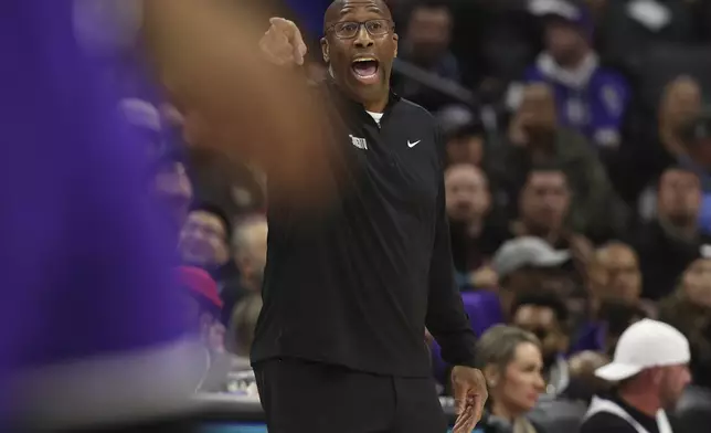 Sacramento Kings head coach Mike Brown gestures to his team during the first half of an NBA basketball game against the Los Angeles Lakers in Sacramento, Calif., Thursday, Dec. 19, 2024. (AP Photo/Jed Jacobsohn)