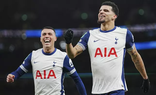 Tottenham's Dominic Solanke, right, celebrates after scoring his side's third goal during the English League Cup quarter-final soccer match between Tottenham and Manchester United, at the Tottenham Hotspur Stadium in London, Thursday, Dec. 19, 2024. (AP Photo/Dave Shopland )