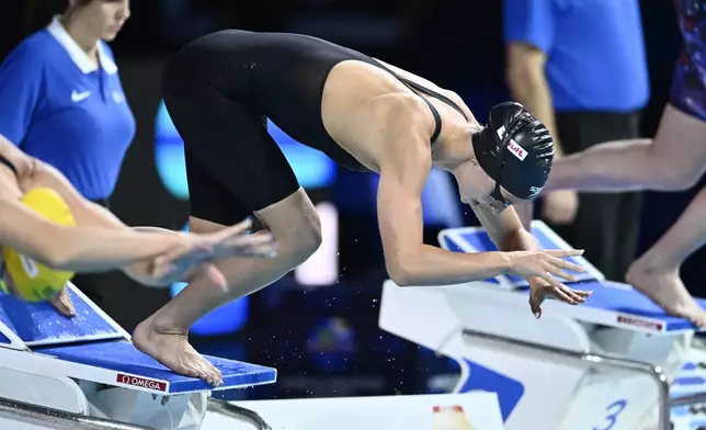 Canada's Summer Mcintosh starts the 400-meter freestyle race during the World Short Course Swimming Championships in Budapest, Hungary, Tuesday, Dec. 10, 2024. (AP Photo/Denes Erdos)