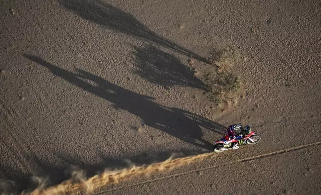 Honda rider Tosha Schareina of Spain competes during the third stage of the Dakar Rally between Bisha and Al-Henakiyah, Saudi Arabia, Tuesday, Jan. 7, 2025. (AP Photo/Christophe Ena)