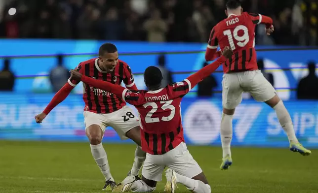 AC Milan's Fikayo Tomori, center, celebrates with teammates after winning the Italian Super Cup final soccer match between AC Milan and Inter Milan at Al Awwal Park Stadium in Riyadh, Saudi Arabia, Monday, Jan. 6, 2025. (AP Photo/Altaf Qadri)