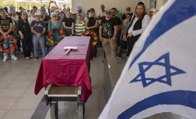 FILE.- Family and friends of Yevgeny Ferde attend his funeral at a cemetery in Rishon Lezion, Israel, on Sunday, July 21, 2024. Yevgeny Ferde was killed in central Tel Aviv by an explosive drone launched by the Yemeni Houthi militant group. (AP Photo/Ohad Zwigenberg,File)