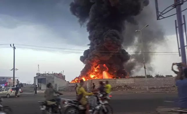 FILE.- A large fire and plume of smoke is visible in the port city of Hodeida, Yemen, on Sunday, Sept. 29, 2024, after Israeli strikes on the Houthi-controlled city. (AP Photo,FIle)