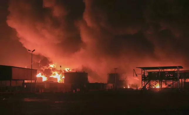 FILE.- Oil tanks burn at the port in Hodeidah, Yemen, Saturday, July 20, 2024. The Israeli army said it has struck several Houthi targets in western Yemen following a fatal drone attack by the rebel group in Tel Aviv the previous day. (AP Photo,File)