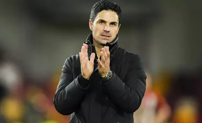 Arsenal's manager Mikel Arteta applauds after the English Premier League soccer match between Brentford and Arsenal at the Gtech Community stadium in London, Wednesday, Jan. 1, 2025. (AP Photo/Kirsty Wigglesworth)