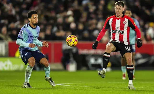 Brentford's Yehor Yarmoliuk, right, duels for the ball with Arsenal's Ethan Nwaneri during the English Premier League soccer match between Brentford and Arsenal at the Gtech Community stadium in London, Wednesday, Jan. 1, 2025. (AP Photo/Kirsty Wigglesworth)